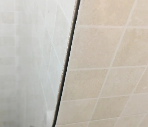 日照市瓷砖空鼓维修公司分享阳台瓷砖脱落的修复过程可以分为以下几个步骤