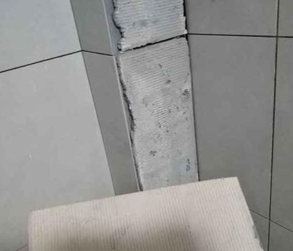 日照市瓷砖空鼓维修公司分享下厨房瓷砖脱落的补救措施。